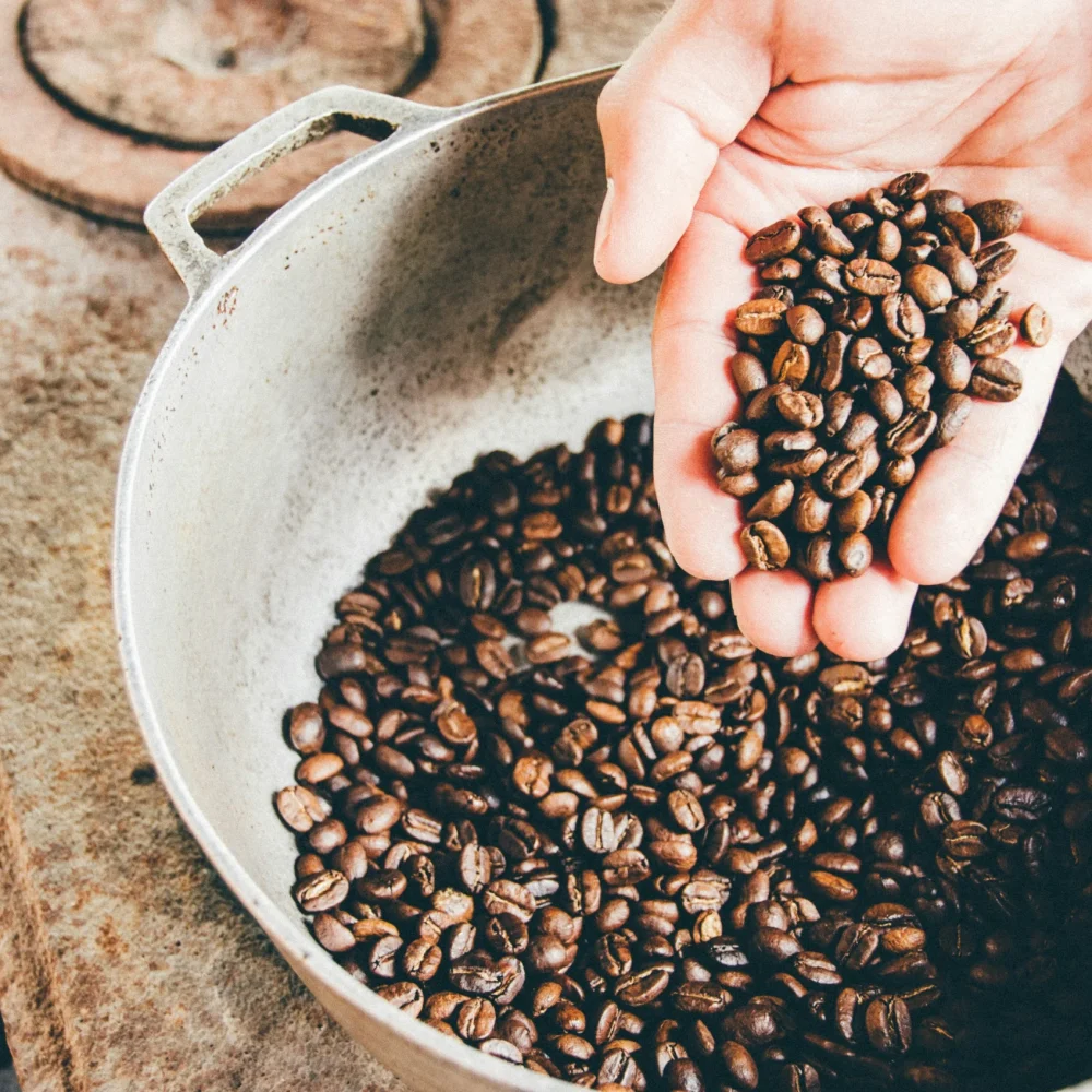Immagine home page con tostatura dei chicchi di caffè - L'Angolo Del Caffè